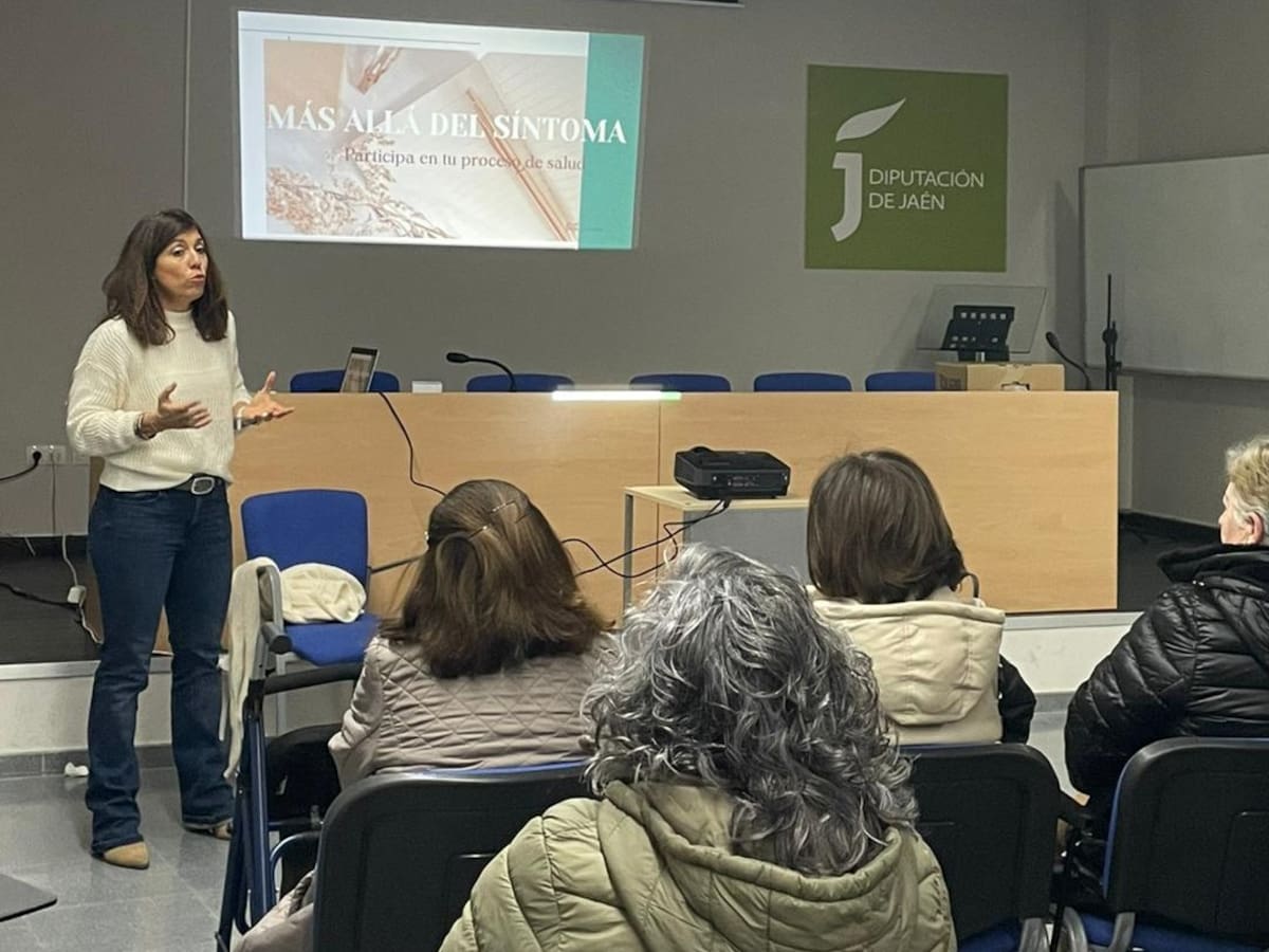 Charlas informativas 'Más allá del síntoma', “... La importancia de la salud emocional para cualquier tipo de tratamiento medico... Las personas dejan de ser pacientes para convertirse en hacientes, que se hagan cargo de su salud...”