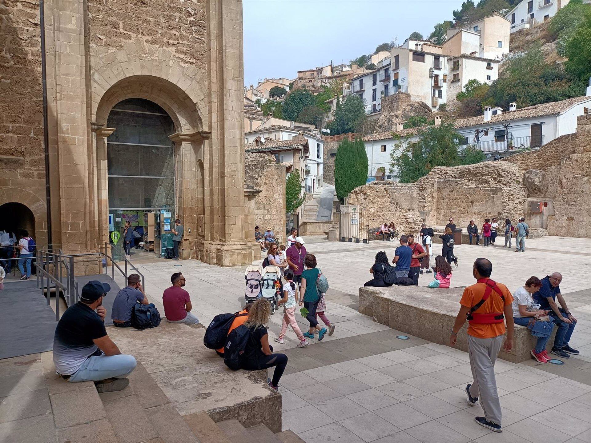 Turistas en las Ruinas de Santa María de Cazorla