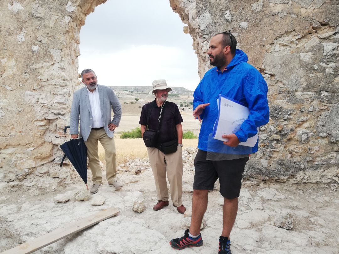 Pedro de la Fuente, subdelegado del gobierno en Burgos escucha las explicaciones del director de la excavación