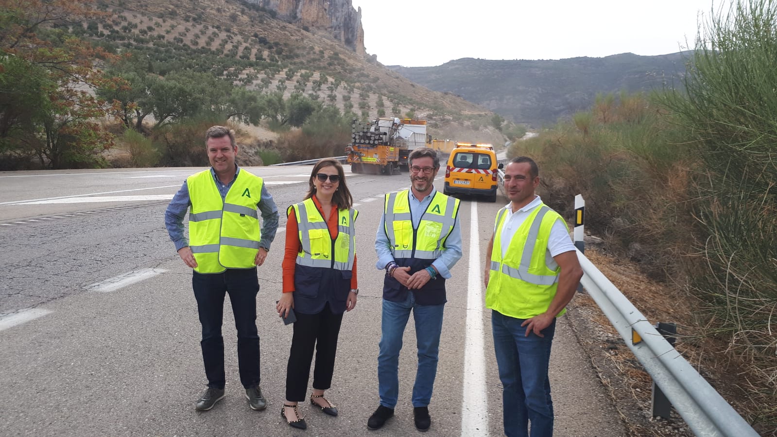 Momento de la visita del delegado de Fomento, Miguel Contreras, segundo por la derecha, a la actuación en la A 401, en la Partición de Jódar