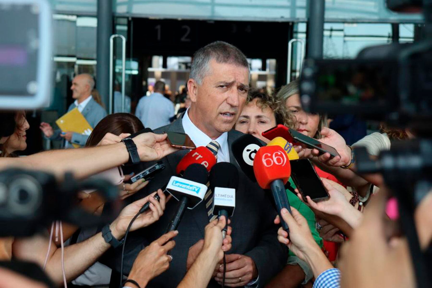 El conseller Climent durante su comparecencia ante los medios