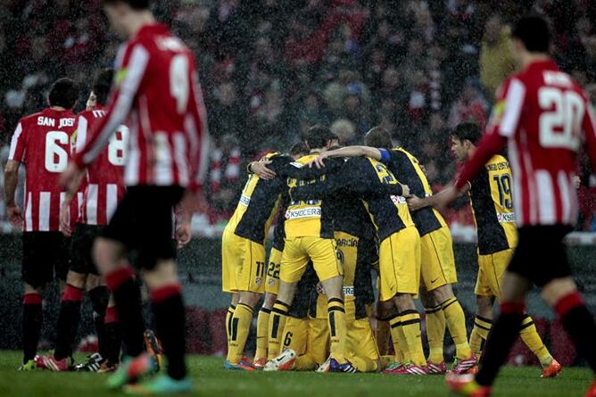 Los jugadores del Atlético celebran uno de los goles marcados al Athletic Clu, durante el partido de vuelta de los cuartos de final de la Copa del Rey disputado en de San Mamés