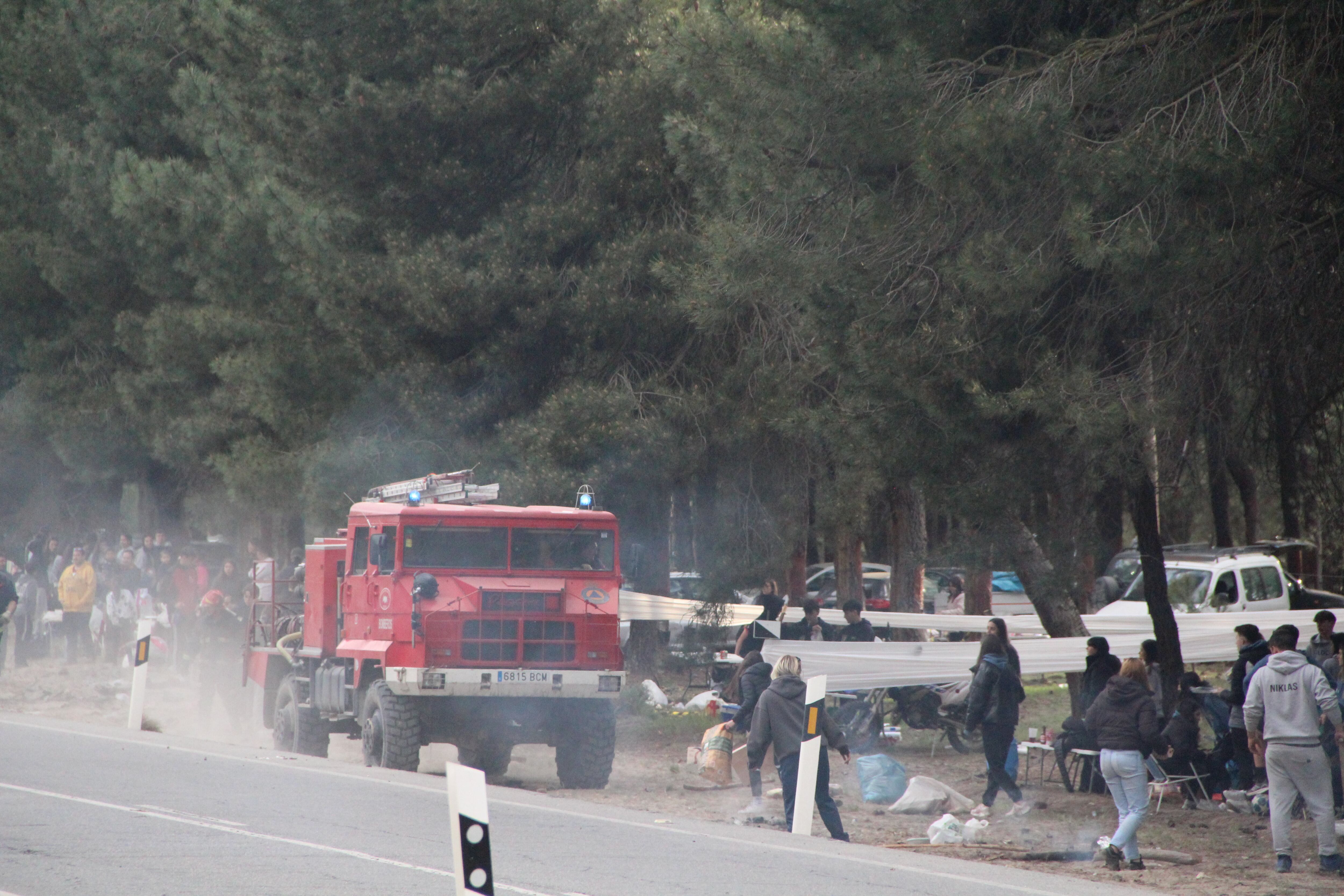 Bomberos apagando las hogueras