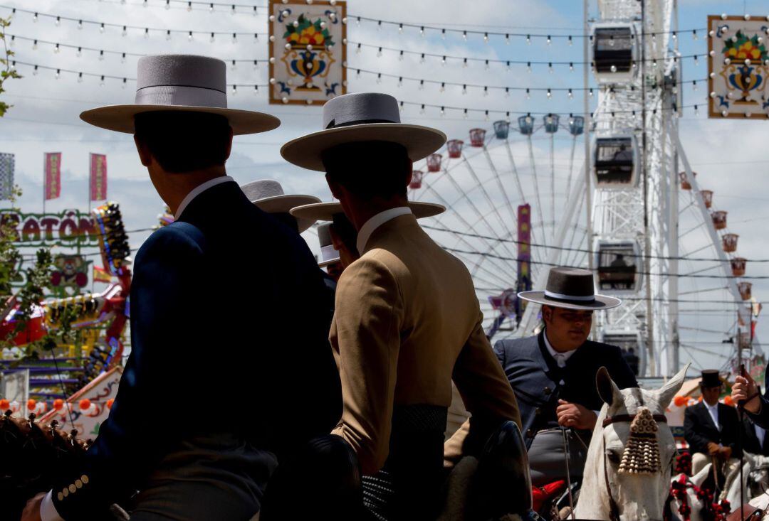 Caballistas disfrutando por el Real de la Feria durante el miércoles festivo en Sevilla. 