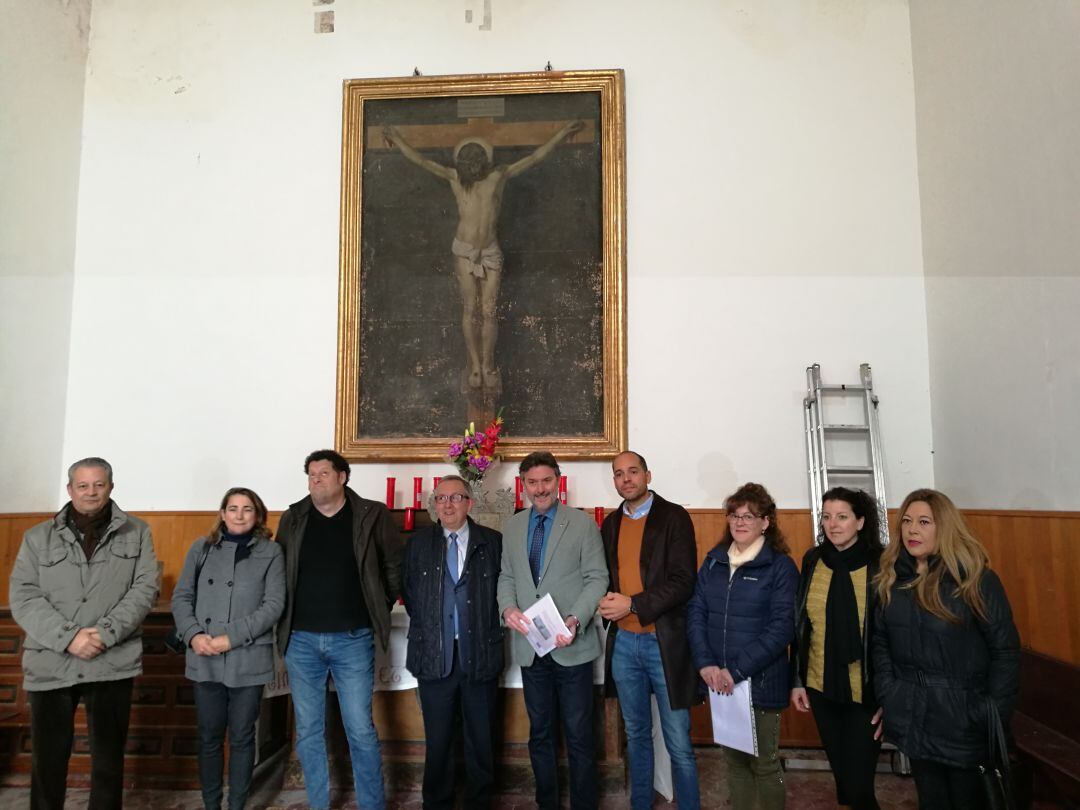 El cuadro ha sido descolgado de la capilla del cementerio para ser trasladado a la iglesia de Los Dolores