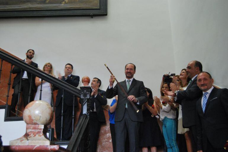 Emilio Bascuñana, con la vara de mando del Ayuntamiento de Orihuela.