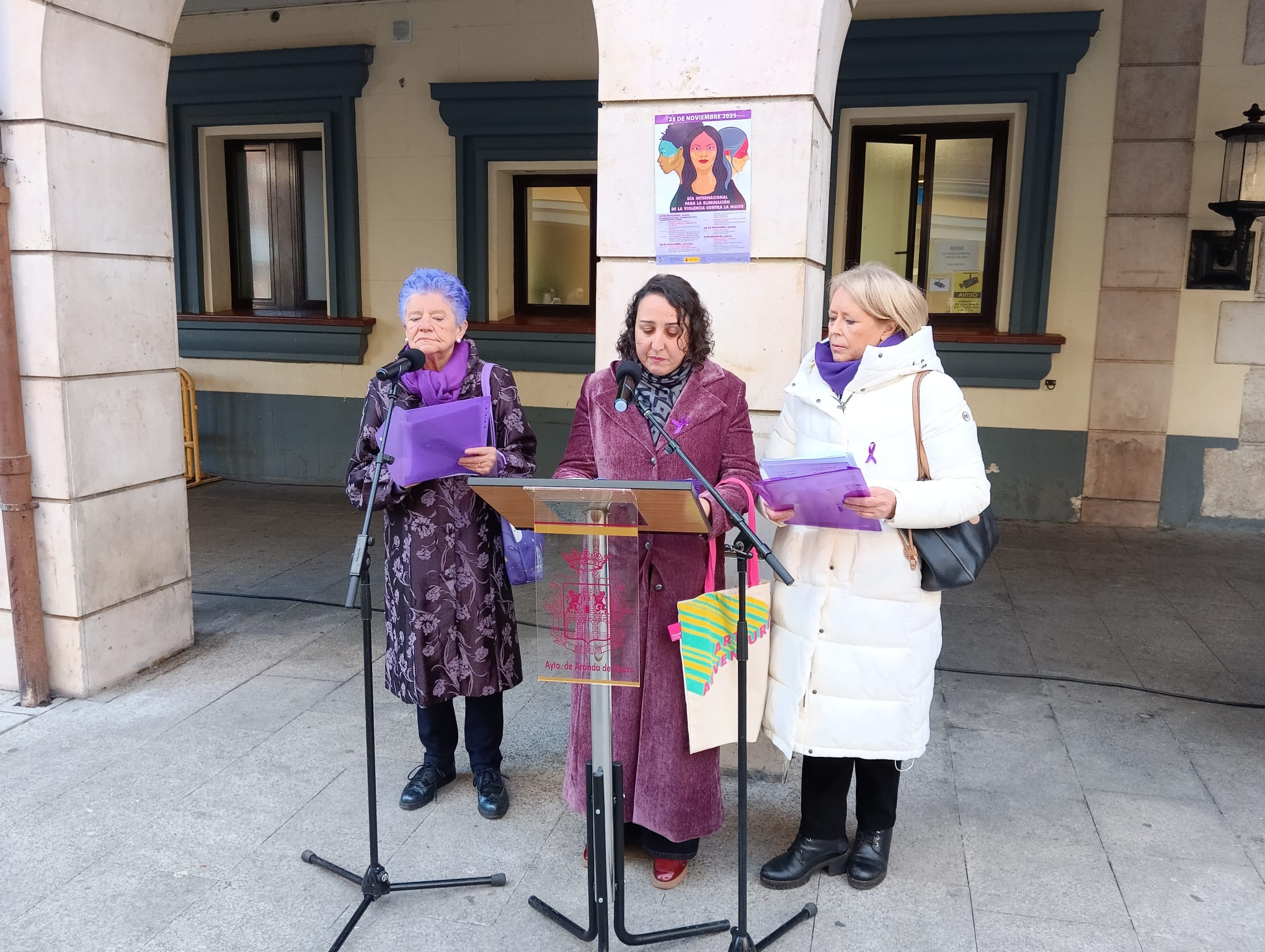 De izquierda a derecha, Begoña Mateo, Lorena Bodas y Amparo Simón en el acto del club de lectura 'Las letras enredadas'