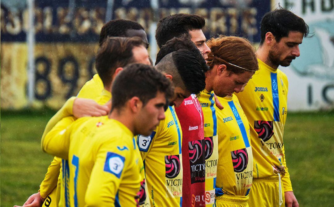 Los jugadores ribereños durante un instante previo al duelo en El Mancho ante la Cebrereña.