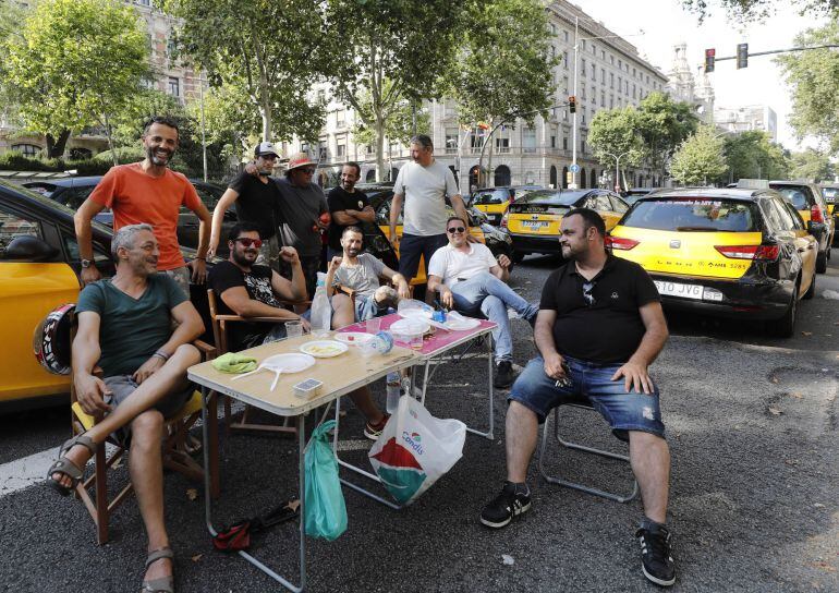 Vía de Barcelona con sus coches durante la huelga indefinida que iniciaron ayer para protestar contra la concesión de licencias de VTC.