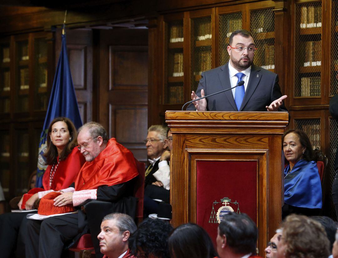 El presidente de Principado Adrán Barbón pronuncia su discurso en el solemne acto de apertura del curso de la Universidad de Oviedo