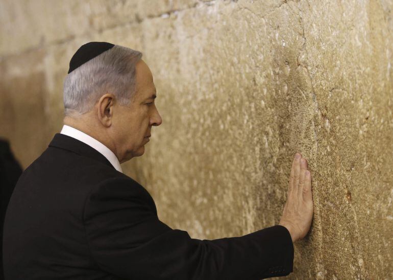 J01 JERUSALÉN (ISRAEL), 18/03/2015.- El primer ministro israelí, Benjamín Netanyahu, reza en el Muro de las Lamentaciones de Jerusalén, en Israel, hoy, 18 de marzo de 2015. Netanyahu se ha impuesto en los comicios celebrados ayer con una clara victoria so