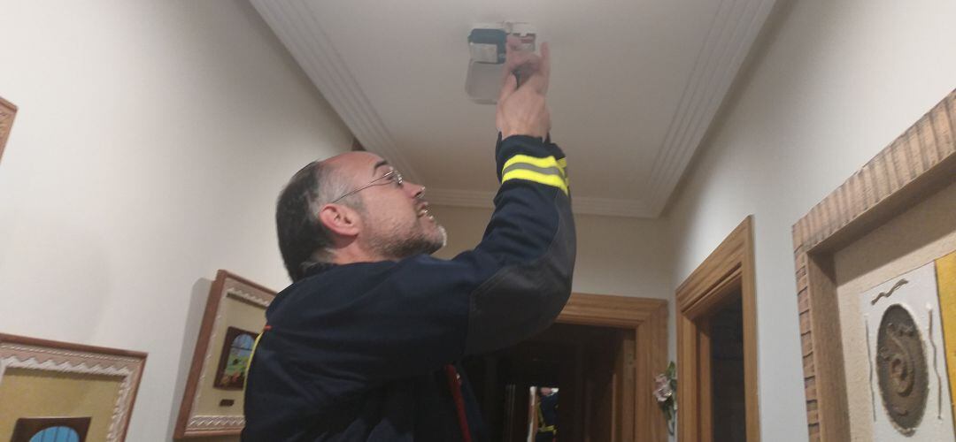 Los expertos aconsejan instalar en el techo de nuestras casas un detector de humos, cuya alerta, puede salvar vidas.