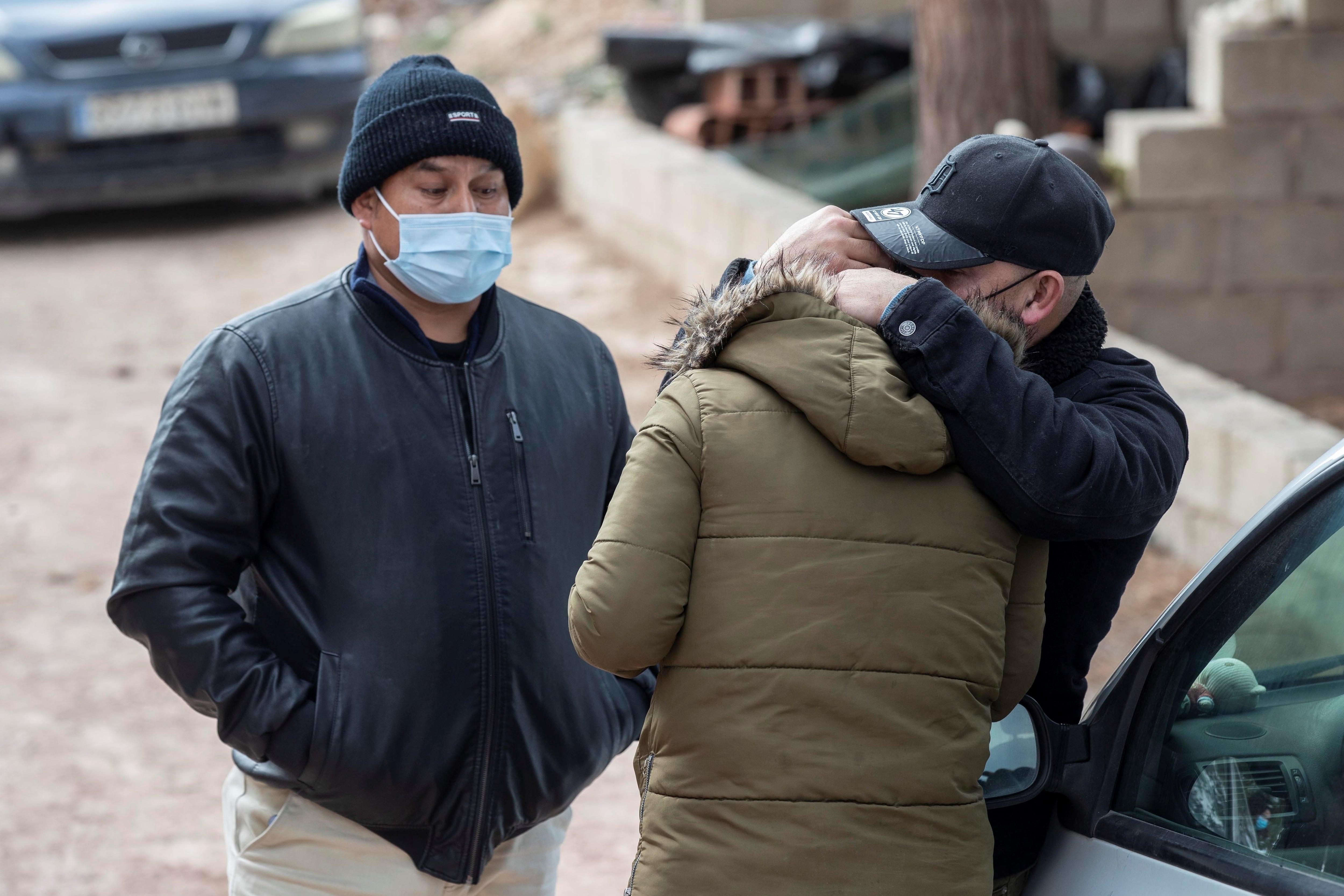 Nancy, la tía de Claudia Abigail, la chica de 17 años que ha sido asesinada por su exnovio de 19 años en Totana (Murcia), abraza a otro familiar.