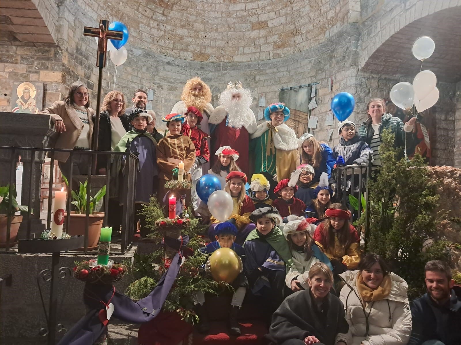 Foto de familia de los Reyes Magos y los niños en Aínsa