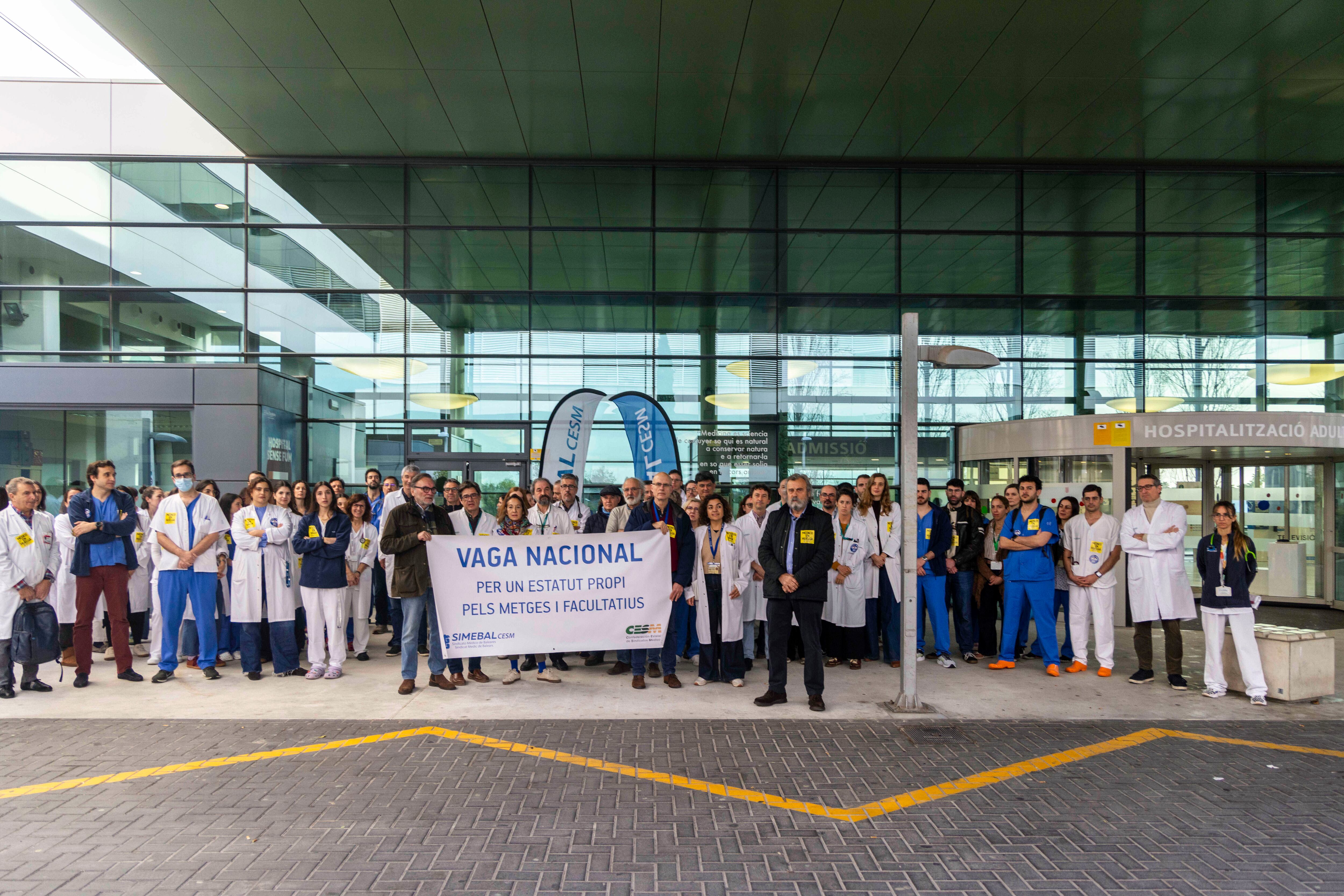 PALMA DE MALLORCA (ESPAÑA), 16/02/2026.- Un centenar de médicos se han manifestado a primera hora de este lunes en el Hospital Universitario Son Espases, en la primera jornada de huelga de los facultativos. EFE/ Cati Cladera