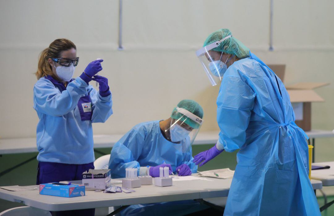 Sanitarios realizan pruebas de detección de Covid