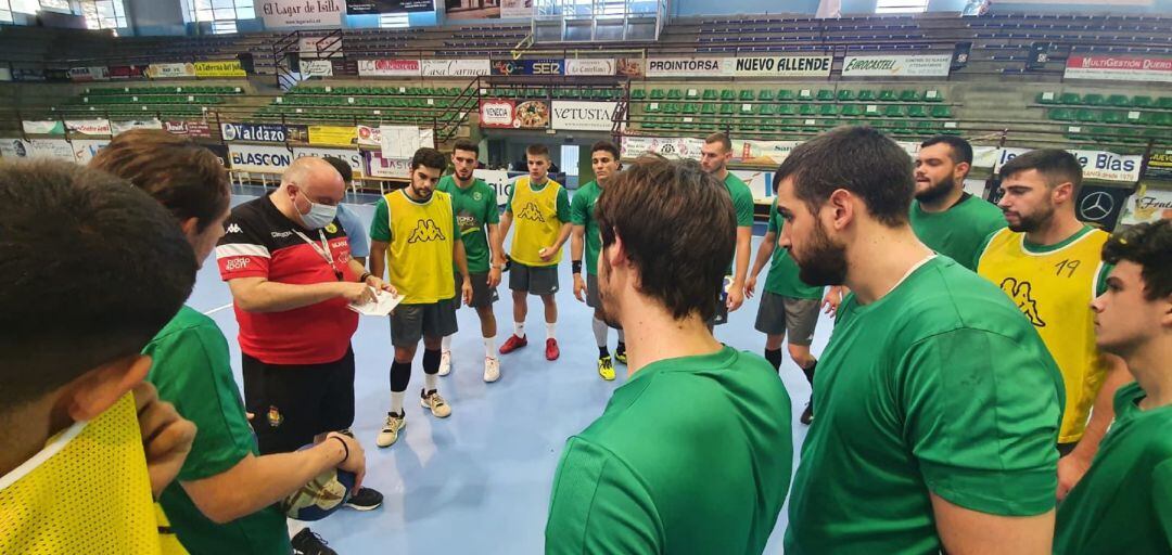 La plantilla ribereña atiende las indicaciones de Alberto Suárez durante un entrenamiento.