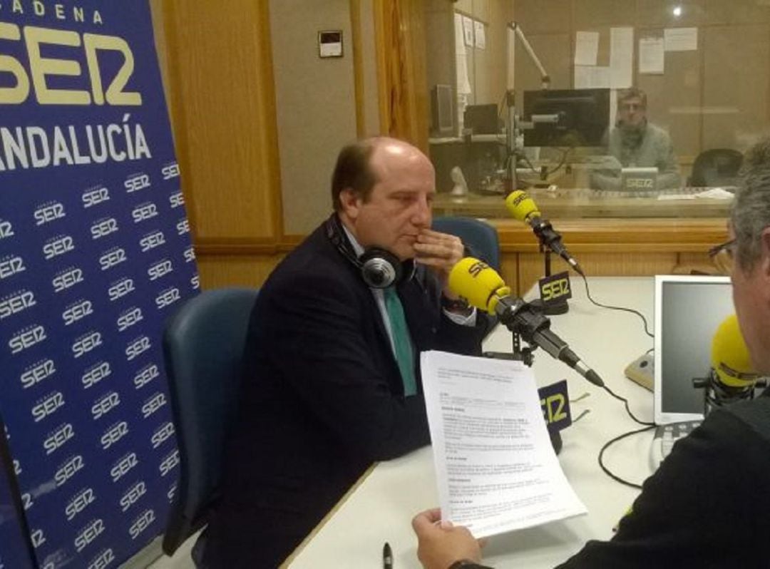 Imagen de archivo de Joaquín Moeckel en el estudio de Radio Sevilla