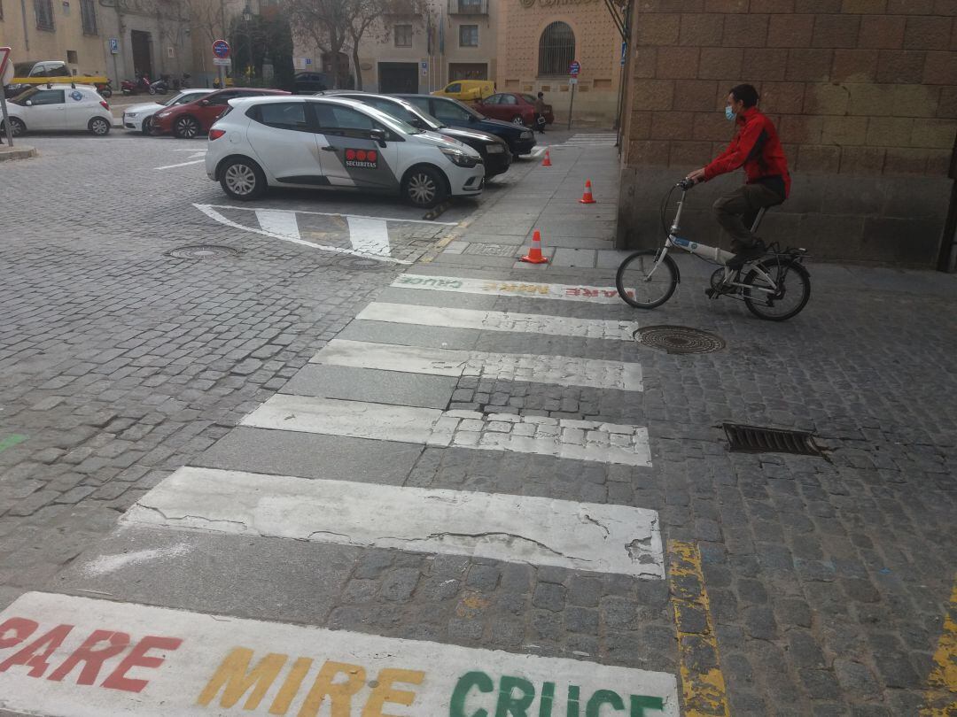 Paso de peatones en Segovia donde se puede leer  la recomendación &#039;Pare, mire, cruce&#039;