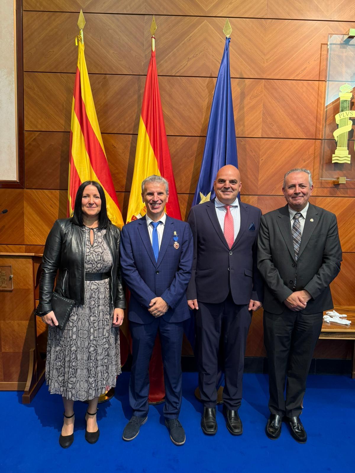 Nuria Romeo, jefa de control, Íñigo Pérez, director de explotación, y Sergio Cajal, presidente del Comité de Empresa del Túnel del Somport, junto al Subdelegado del Gobierno en Huesca (dcha)