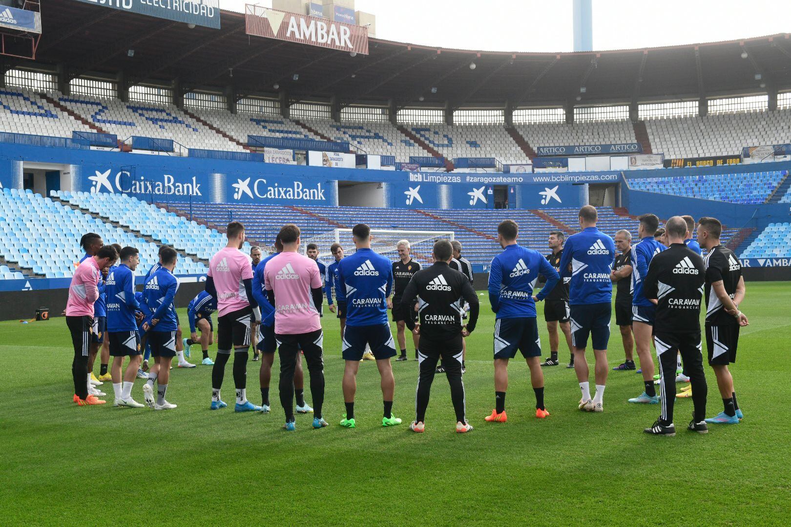 La plantilla del Real Zaragoza atiende a la charla de Carcedo antes del inicio de un entrenamiento