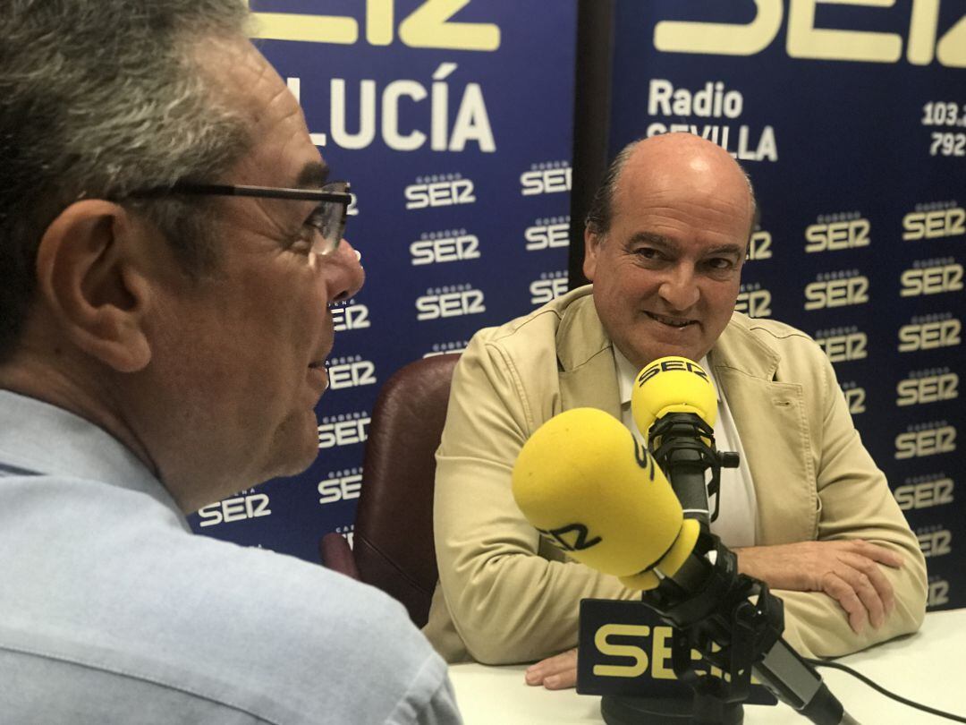 Luis Miguel Martín Rubio, de Ontier, durante la entrevista con Salomón Hachuel en el estudio de Radio Sevilla