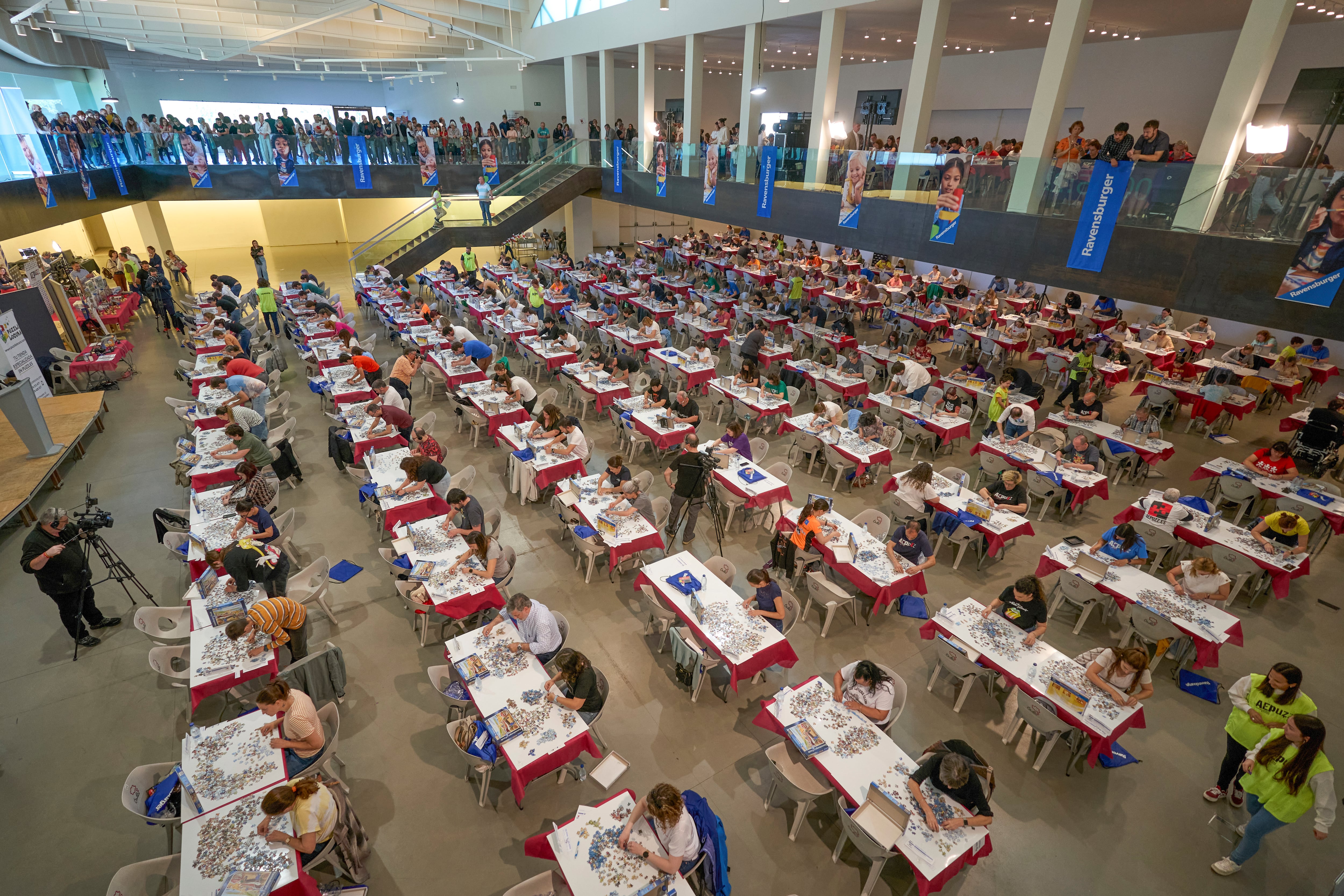 ÁVILA, 03/06/2023.- Más de un millar de amantes de los rompecabezas participan este fin de semana en el Campeonato de España de Puzzles que, por segundo año consecutivo, acoge el Centro de Congresos y Exposiciones &quot;Lienzo Norte&quot;, de Ávila. EFE/ Raúl Sanchidrián
