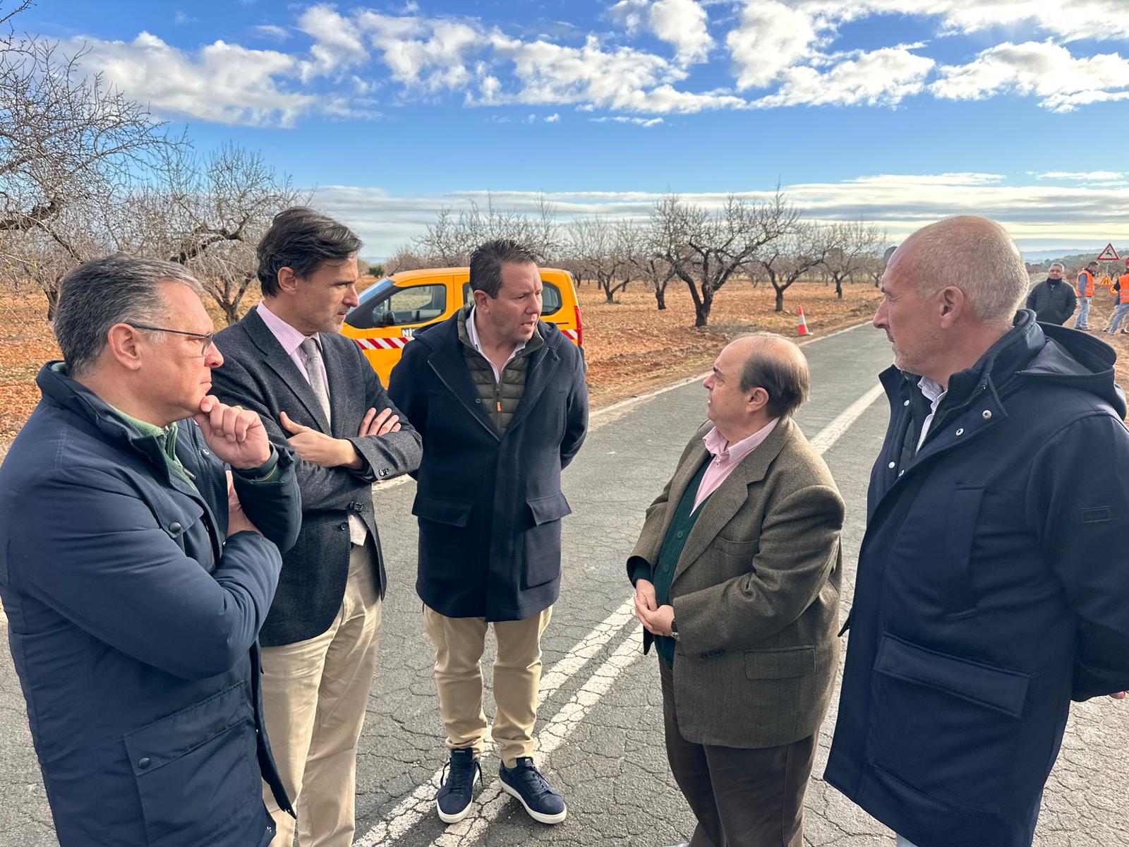 El consejero de Fomento e Infraestructuras, Jorge García Montoro, acompañado del alcalde de Mula, Juan Jesús Moreno, visita el inicio de obra de la carretera regional RM-C27.