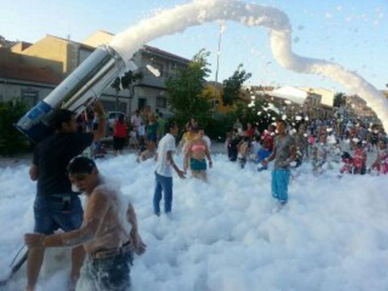 Gran fiesta del agua y espuma organizada por Porrascazos Blubla en Puertollano