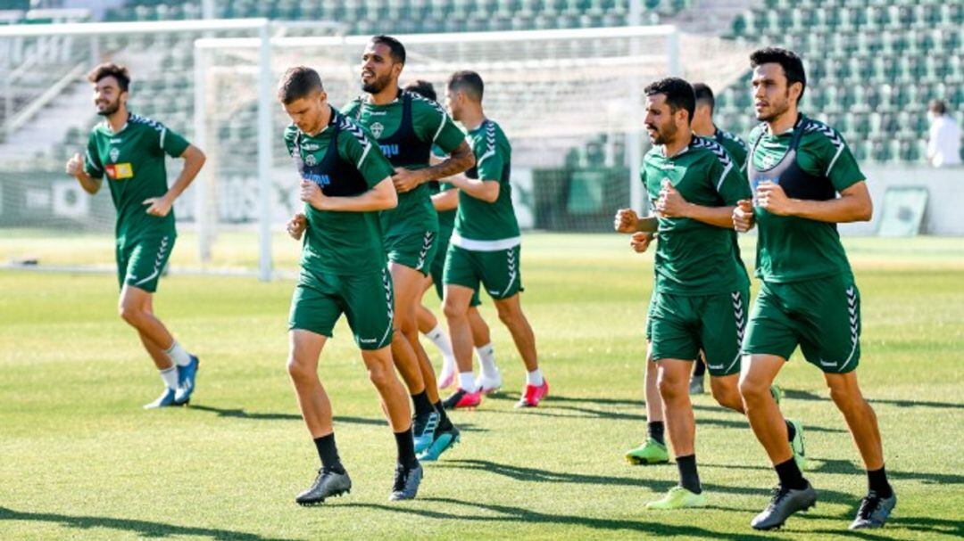 Jugadores del Elche en una sesión en el Martínez Valero