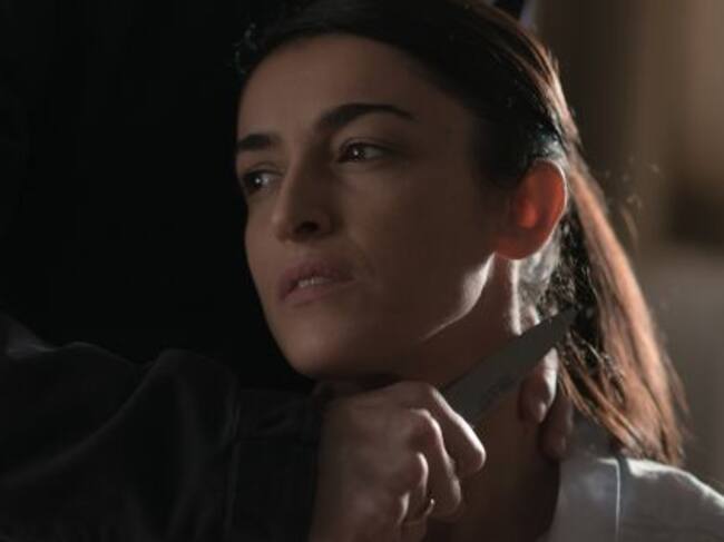 Blanca Romero, cariacontecida en su personaje de 'Bajo sospecha' tras ser amenazada con un cuchillo en el cuello