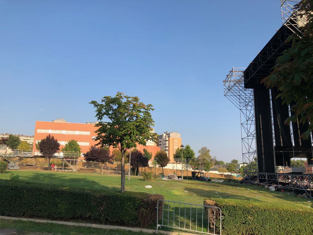 Zona del Parque Prado Ovejero de Móstoles durante el festival Amanecer Bailando y con el barrio de Fuentecisnero de Alcorcón al fondo