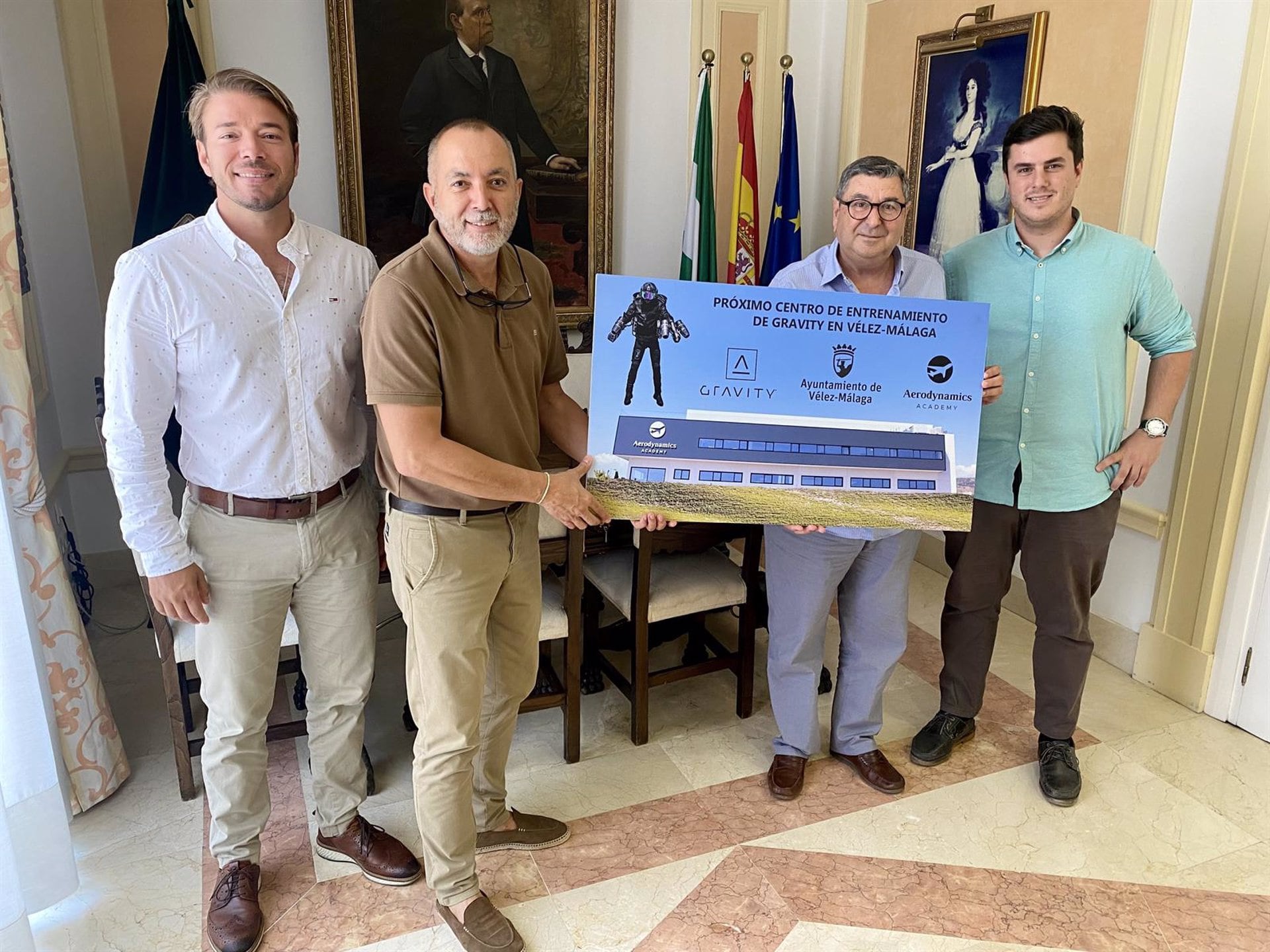 El alcalde del municipio malagueño de Vélez-Málaga, Antonio Moreno Ferrer, Juan Manuel Martín, gerente de la escuela internacional de pilotos Aerodynamics y representantes de la empresa Gravity