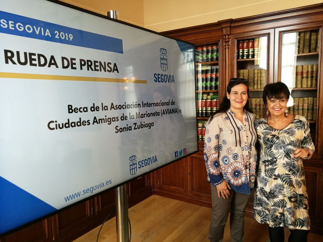 La directora artística de la Pícara Locuela Sonia Zubiaga (i) junto a la concejala de patrimonio y turismo Claudia de Santos