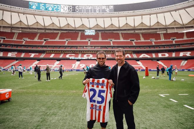 McDaniels y Simeone, en el Metropolitano. (Atlético de Madrid),