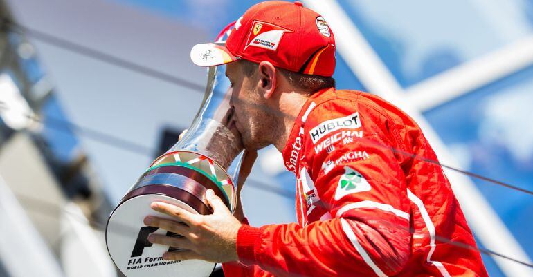 Sebastian Vettel besa el trofeo del Gran Premio de Hungría