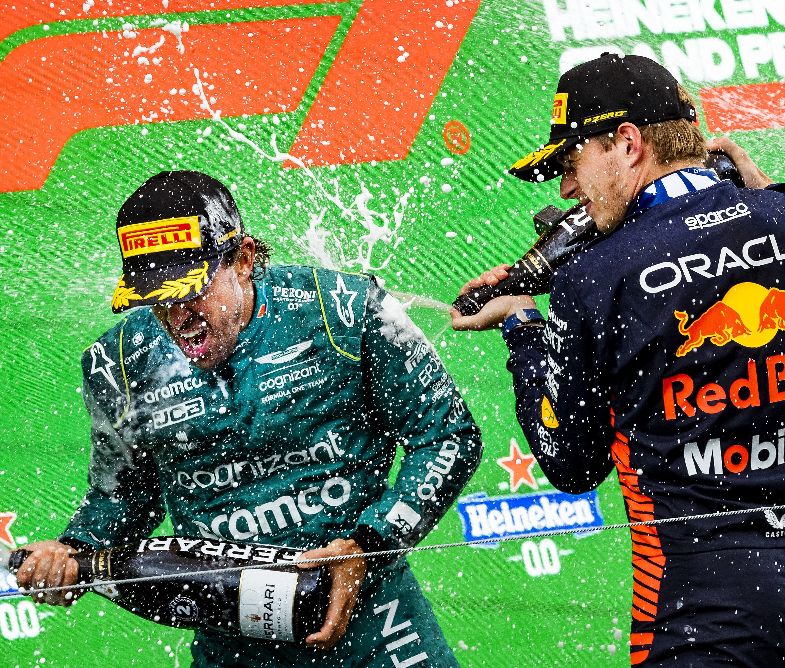 Max Verstappen y Fernando Alonso celebran en el podio del GP de los Países Bajos