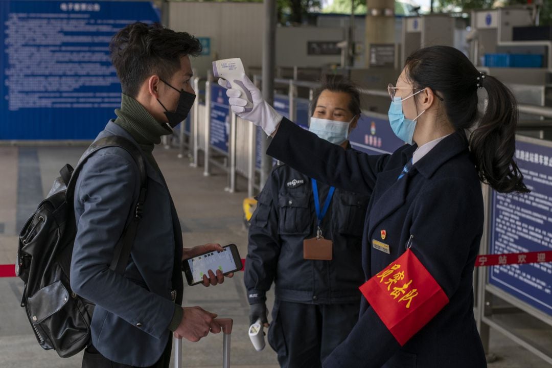 Las autoridades chinas comprueban los síntomas de la población. 