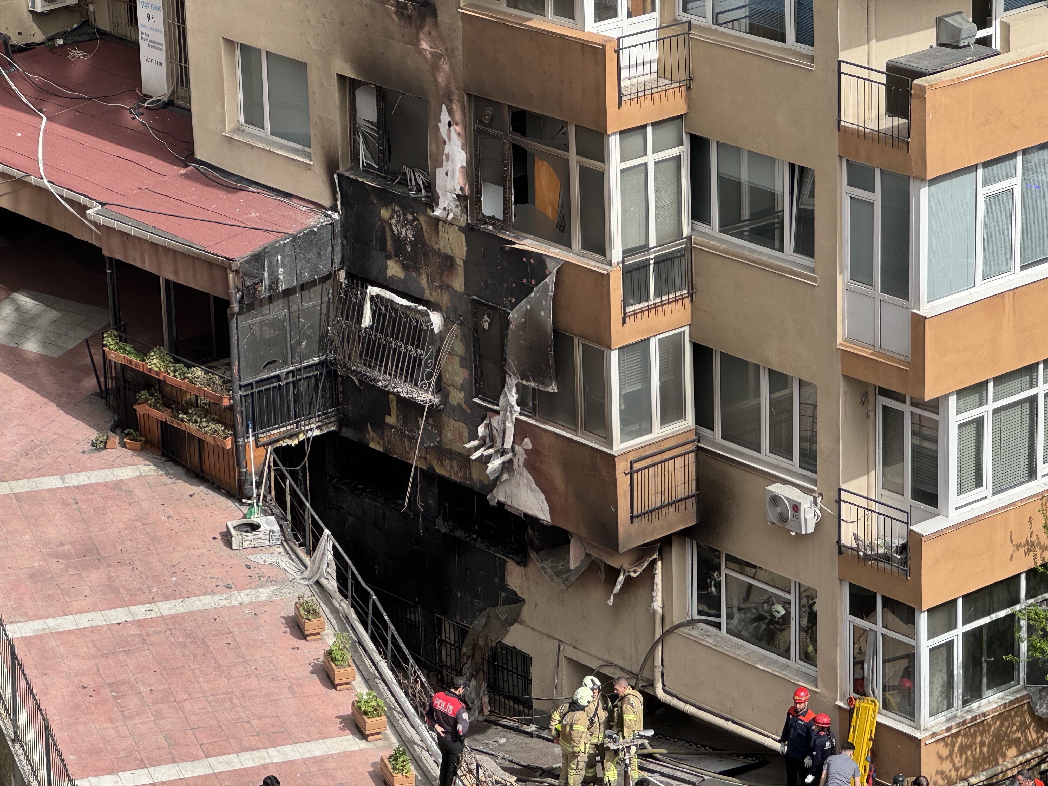 El incendio se declaró en el sótano de un edificio de trece pisos en el barrio de Gayrettepe, en el centro de Estambul.