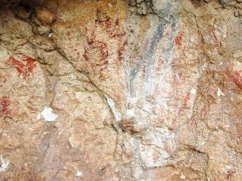 Pintura rupestre en una cueva de Penáguila. Foto: EFE