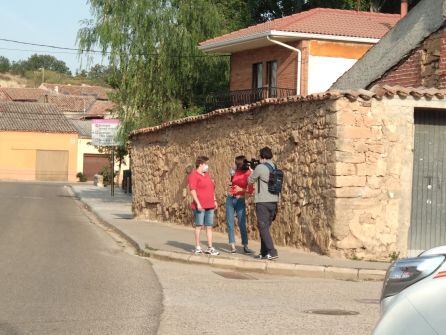 Las cámaras de televisión han aparecido por las calles de Sotillo de la Ribera para informar del confinamiento