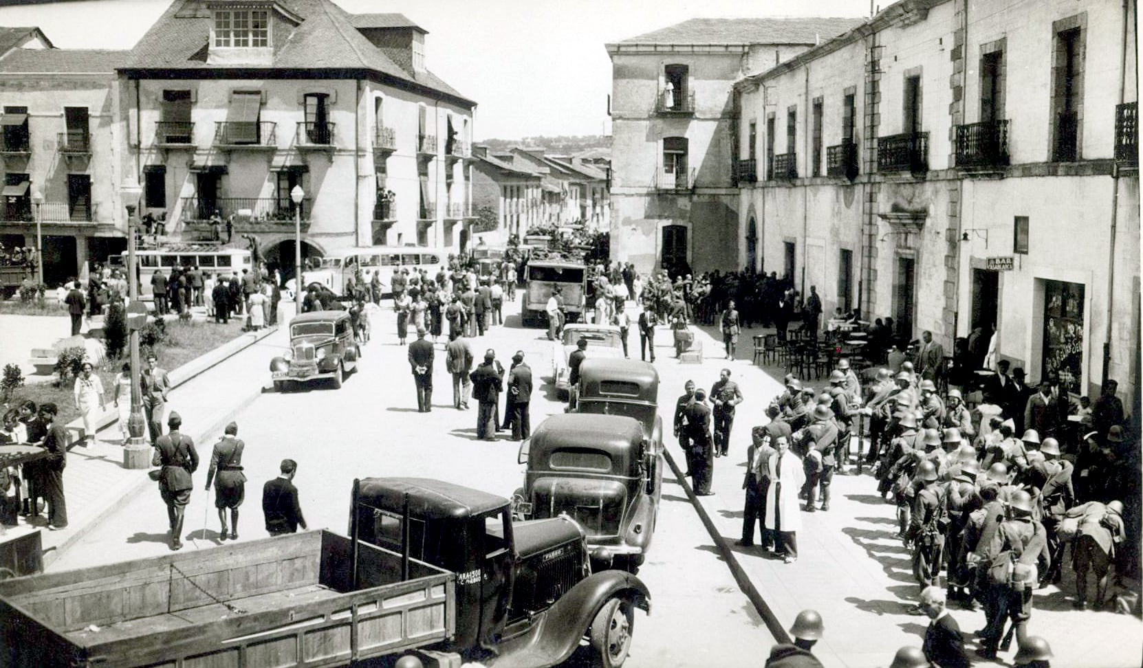 Camiones con golpistas y detenidos entran en la plaza del Ayuntamiento de Ponferrada el 21 de julio de 1936