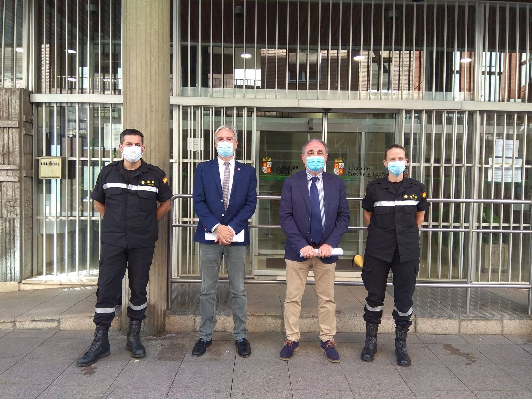 El Subdelegado del Gobierno y el Delegado de la Junta junto a dos de los ponentes de la jornada de la UME