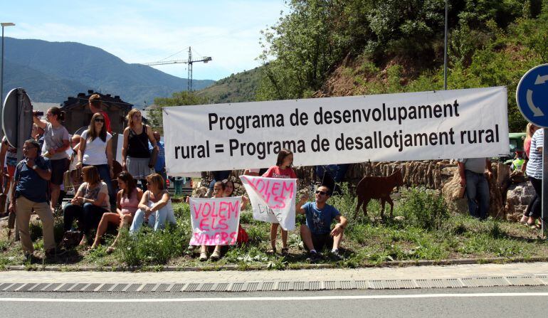 Pares, mares, fills i nets van acompanyar els ramaders en aquesta protesta, plena de missatges i pancartes.