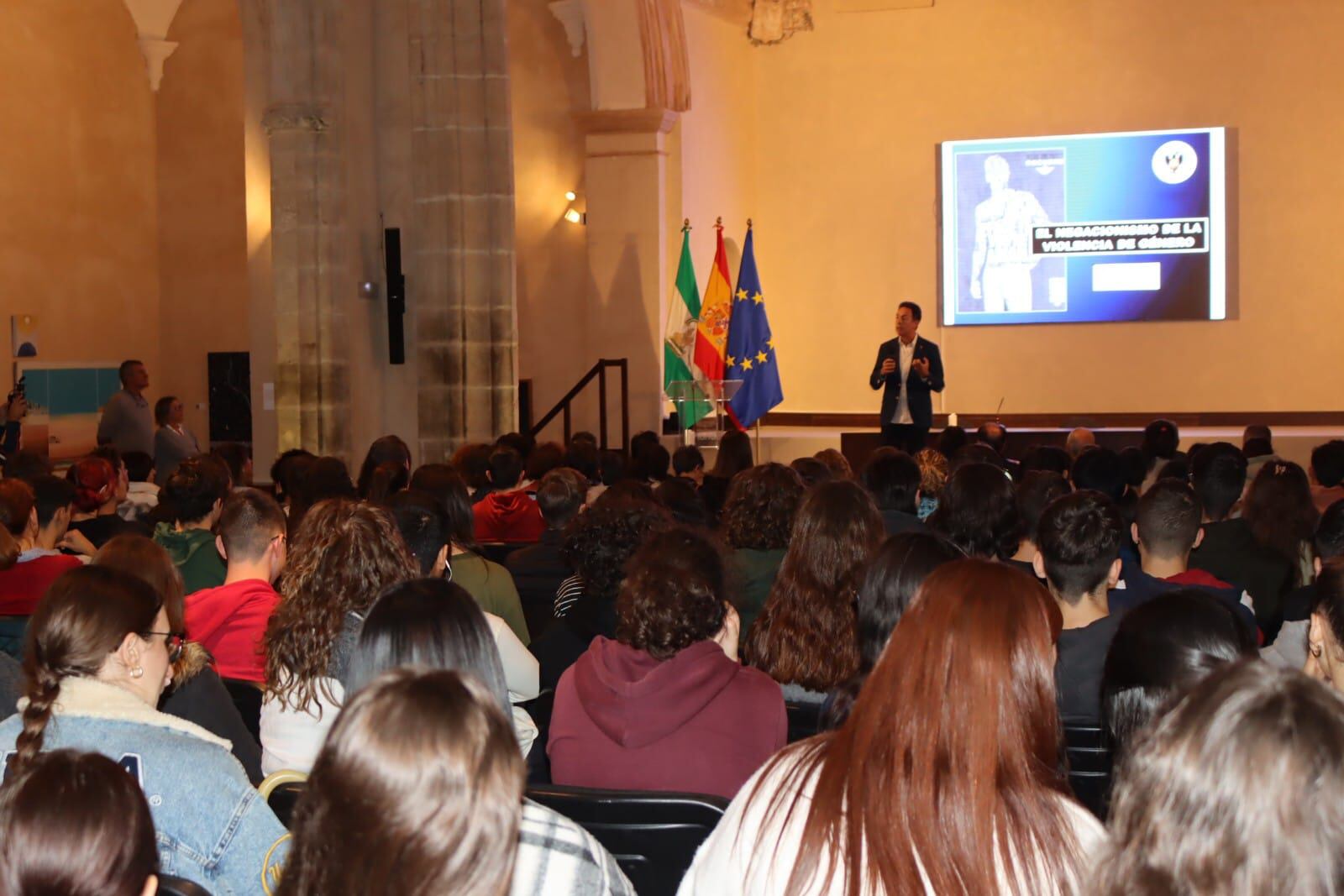 El convento de Santo Domingo ha acogido la charla del magistrado