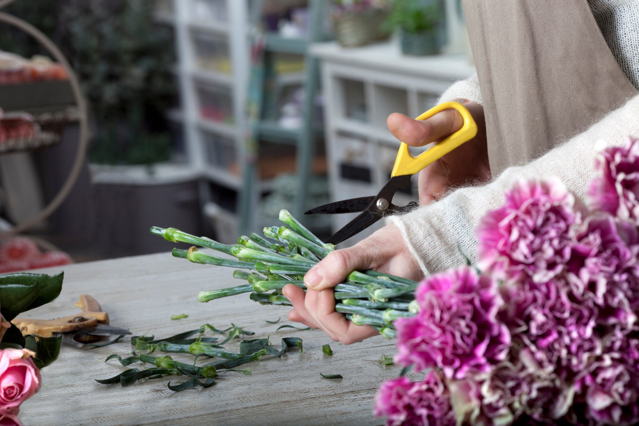 Una profesional de la floristería confeccionando un ramo.