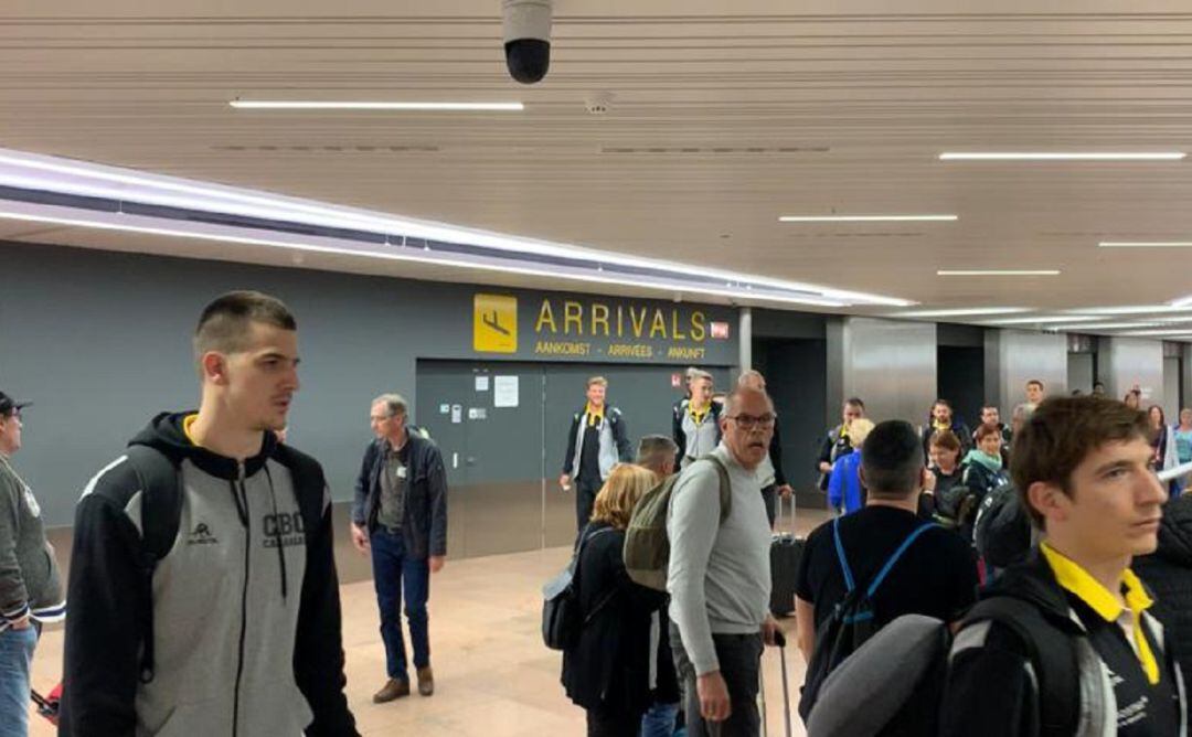 La expedición aurinegra, a su llegada al aeropuerto de Bruselas