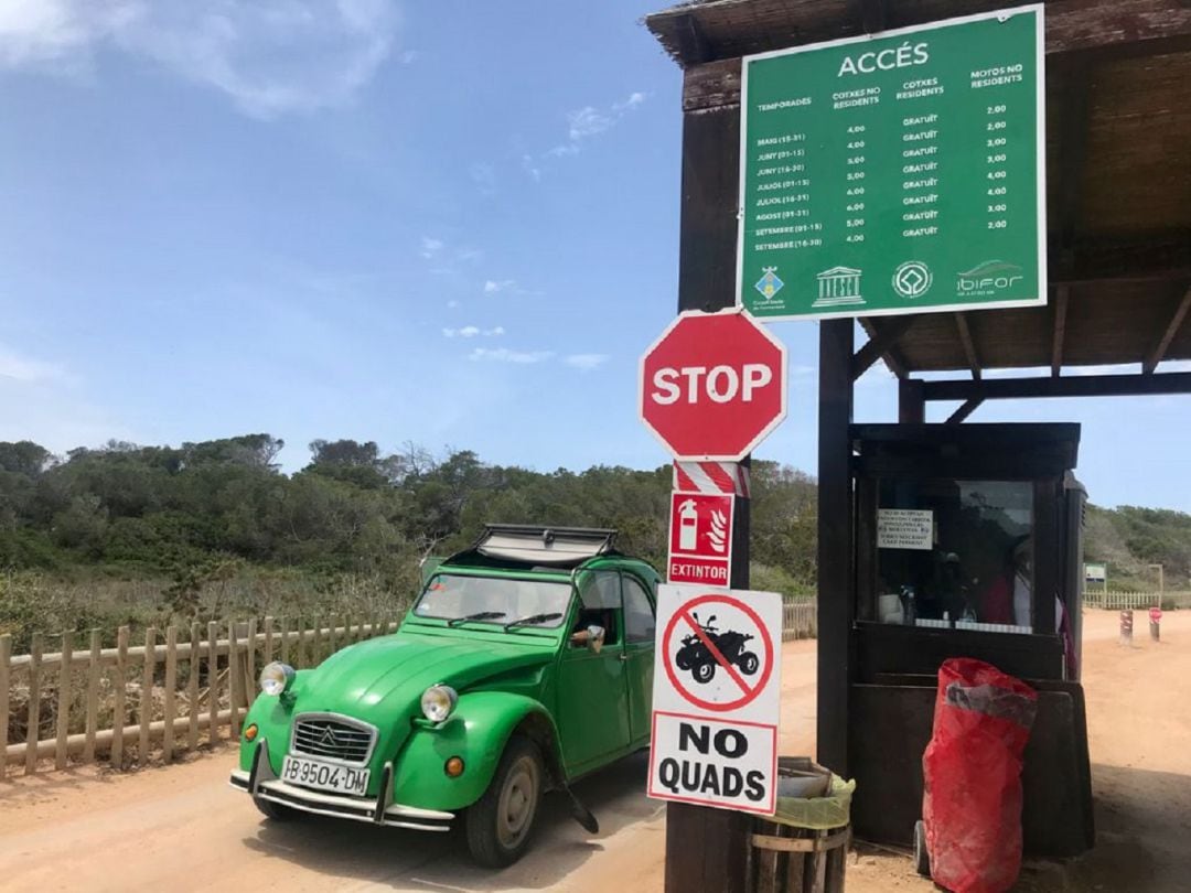 Imagen del acceso a la playa de Illetes