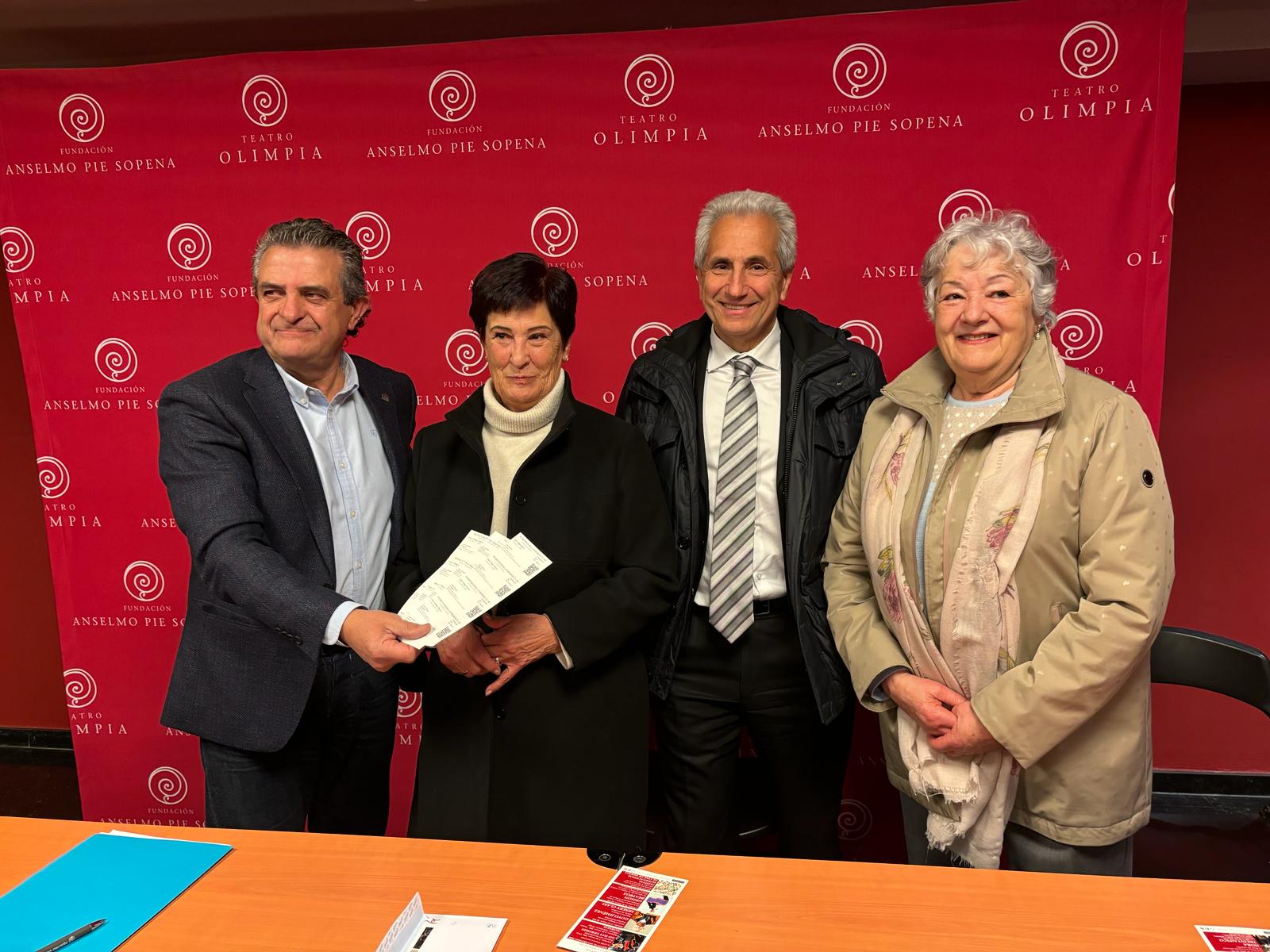 Manuel Pérez, presidente de la Fundación Anselmo Pie, entrega las primeras entradas a la Asociación de Donantes de Sangre del Alto Aragón