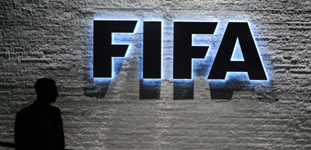 El logo de la FIFA en una imagen de archivo